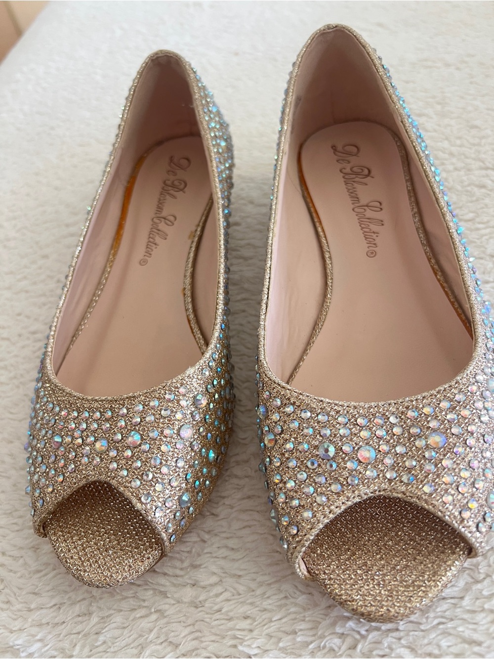 De Blossom Collection champagne color sparkly dress shoes size 6